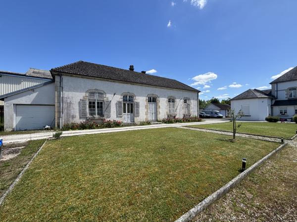 Côte d'Or : Bâtisse bourguignonne de 450m² dont 260 m² rénové (plain pied) , annexes, garages sur 4000m²  Sainte-Colombe-sur-Seine (21400)