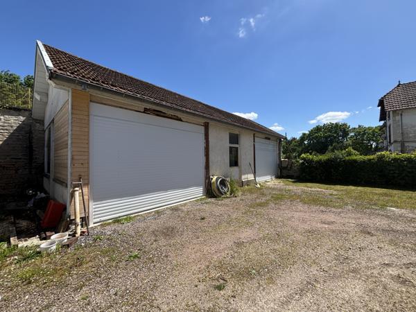 Côte d'Or : Bâtisse bourguignonne de 450m² dont 260 m² rénové (plain pied) , annexes, garages sur 4000m²  Sainte-Colombe-sur-Seine (21400)
