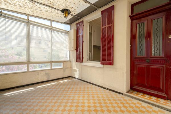 Haut de villa T3 au calme, belle terrasse et 2 pk privatifs