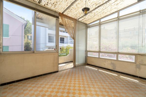 Haut de villa T3 au calme, belle terrasse et 2 pk privatifs