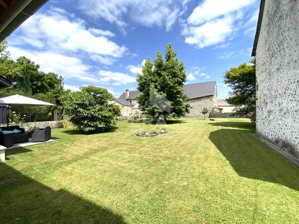 PLAINE DE NAY  : ancien corps de ferme rénové avec sa grange de 120 m²