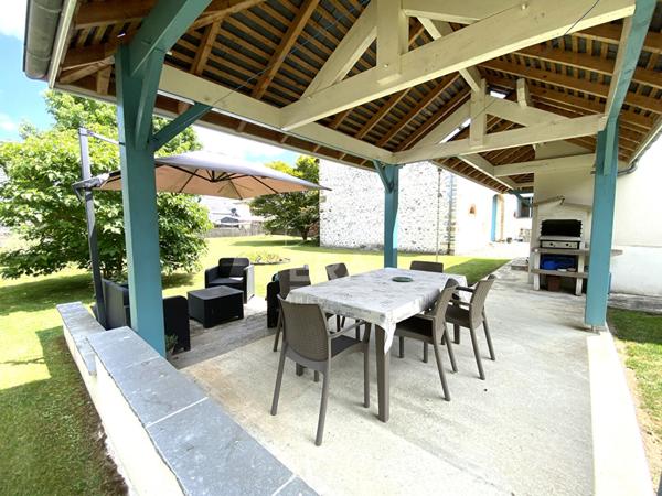 PLAINE DE NAY  : ancien corps de ferme rénové avec sa grange de 120 m²