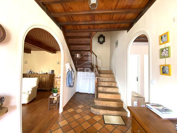 PLAINE DE NAY  : ancien corps de ferme rénové avec sa grange de 120 m²