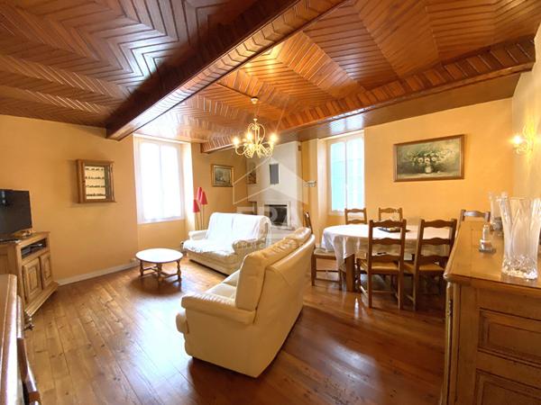 PLAINE DE NAY  : ancien corps de ferme rénové avec sa grange de 120 m²