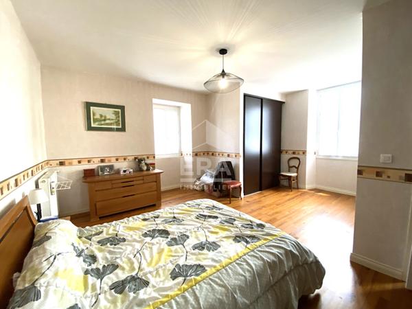 PLAINE DE NAY  : ancien corps de ferme rénové avec sa grange de 120 m²