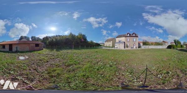 Beau potentiel, maison familiale + bâtiments secteur pont de VAUX (3556 m2)