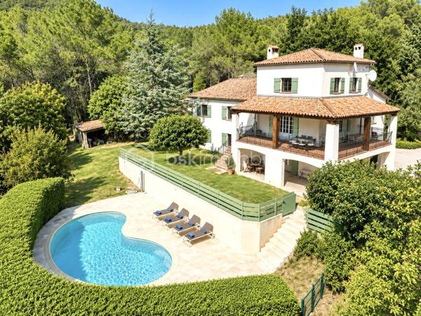 Au cœur du Pays de Fayence, dans un environnement naturel préservé, se dévoile une propriété de caractère où espace, intimité et élégance composent un art de vivre à part.

Développant environ 314 m² habitables, auxquels s’ajoutent 74 m² d’annexes, la demeure s’inscrit au sein d’un remarquable domaine de 2 hectares, véritable écrin de nature à l’abri des regards.

À l’intérieur, les volumes généreux offrent une succession d’espaces de vie et de réception, pensés pour conjuguer convivialité et intimité. L’un des salons, sublimé par une cheminée récemment rénovée, incarne pleinement le caractère chaleureux et authentique de la demeure.

La propriété a également bénéficié de travaux de rénovation récents et dispose de la climatisation, associant ainsi le charme des lieux aux exigences du confort contemporain.

À l’extérieur, le domaine prend toute sa dimension. Au cœur de cette nature généreuse, la piscine s’intègre harmonieusement au paysage et offre un espace privilégié pour profiter de la douceur de vivre provençale.

Les vastes espaces naturels, préservés des regards, invitent à la contemplation et à la sérénité. Un espace couvert indépendant vient compléter l’ensemble et enrichir encore les possibilités offertes par la propriété.

Plus qu’une demeure, cette adresse propose une véritable expérience de vie : celle d’un domaine privé où le temps semble ralentir, entre nature, volumes et confidentialité.

Une propriété aux multiples possibilités, laissant à ses futurs propriétaires la liberté d’imaginer un projet à la mesure du lieu.

314 m² habitables • 74 m² d’annexes • Domaine de 2 hectares • Piscine

Dossier complet et visite privée sur demande au 06.69.66.17.19
