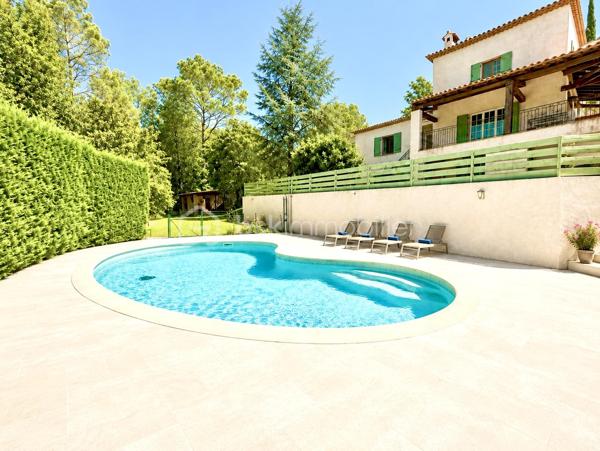 Au cœur du Pays de Fayence, dans un environnement naturel préservé, se dévoile une propriété de caractère où espace, intimité et élégance composent un art de vivre à part.

Développant environ 314 m² habitables, auxquels s’ajoutent 74 m² d’annexes, la demeure s’inscrit au sein d’un remarquable domaine de 2 hectares, véritable écrin de nature à l’abri des regards.

À l’intérieur, les volumes généreux offrent une succession d’espaces de vie et de réception, pensés pour conjuguer convivialité et intimité. L’un des salons, sublimé par une cheminée récemment rénovée, incarne pleinement le caractère chaleureux et authentique de la demeure.

La propriété a également bénéficié de travaux de rénovation récents et dispose de la climatisation, associant ainsi le charme des lieux aux exigences du confort contemporain.

À l’extérieur, le domaine prend toute sa dimension. Au cœur de cette nature généreuse, la piscine s’intègre harmonieusement au paysage et offre un espace privilégié pour profiter de la douceur de vivre provençale.

Les vastes espaces naturels, préservés des regards, invitent à la contemplation et à la sérénité. Un espace couvert indépendant vient compléter l’ensemble et enrichir encore les possibilités offertes par la propriété.

Plus qu’une demeure, cette adresse propose une véritable expérience de vie : celle d’un domaine privé où le temps semble ralentir, entre nature, volumes et confidentialité.

Une propriété aux multiples possibilités, laissant à ses futurs propriétaires la liberté d’imaginer un projet à la mesure du lieu.

314 m² habitables • 74 m² d’annexes • Domaine de 2 hectares • Piscine

Dossier complet et visite privée sur demande au 06.69.66.17.19