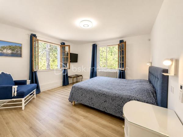 Au cœur du Pays de Fayence, dans un environnement naturel préservé, se dévoile une propriété de caractère où espace, intimité et élégance composent un art de vivre à part.

Développant environ 314 m² habitables, auxquels s’ajoutent 74 m² d’annexes, la demeure s’inscrit au sein d’un remarquable domaine de 2 hectares, véritable écrin de nature à l’abri des regards.

À l’intérieur, les volumes généreux offrent une succession d’espaces de vie et de réception, pensés pour conjuguer convivialité et intimité. L’un des salons, sublimé par une cheminée récemment rénovée, incarne pleinement le caractère chaleureux et authentique de la demeure.

La propriété a également bénéficié de travaux de rénovation récents et dispose de la climatisation, associant ainsi le charme des lieux aux exigences du confort contemporain.

À l’extérieur, le domaine prend toute sa dimension. Au cœur de cette nature généreuse, la piscine s’intègre harmonieusement au paysage et offre un espace privilégié pour profiter de la douceur de vivre provençale.

Les vastes espaces naturels, préservés des regards, invitent à la contemplation et à la sérénité. Un espace couvert indépendant vient compléter l’ensemble et enrichir encore les possibilités offertes par la propriété.

Plus qu’une demeure, cette adresse propose une véritable expérience de vie : celle d’un domaine privé où le temps semble ralentir, entre nature, volumes et confidentialité.

Une propriété aux multiples possibilités, laissant à ses futurs propriétaires la liberté d’imaginer un projet à la mesure du lieu.

314 m² habitables • 74 m² d’annexes • Domaine de 2 hectares • Piscine

Dossier complet et visite privée sur demande au 06.69.66.17.19