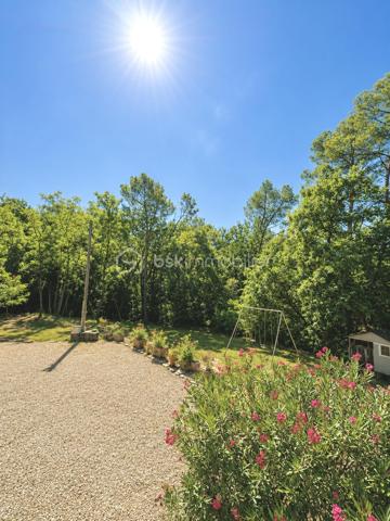 Au cœur du Pays de Fayence, dans un environnement naturel préservé, se dévoile une propriété de caractère où espace, intimité et élégance composent un art de vivre à part.

Développant environ 314 m² habitables, auxquels s’ajoutent 74 m² d’annexes, la demeure s’inscrit au sein d’un remarquable domaine de 2 hectares, véritable écrin de nature à l’abri des regards.

À l’intérieur, les volumes généreux offrent une succession d’espaces de vie et de réception, pensés pour conjuguer convivialité et intimité. L’un des salons, sublimé par une cheminée récemment rénovée, incarne pleinement le caractère chaleureux et authentique de la demeure.

La propriété a également bénéficié de travaux de rénovation récents et dispose de la climatisation, associant ainsi le charme des lieux aux exigences du confort contemporain.

À l’extérieur, le domaine prend toute sa dimension. Au cœur de cette nature généreuse, la piscine s’intègre harmonieusement au paysage et offre un espace privilégié pour profiter de la douceur de vivre provençale.

Les vastes espaces naturels, préservés des regards, invitent à la contemplation et à la sérénité. Un espace couvert indépendant vient compléter l’ensemble et enrichir encore les possibilités offertes par la propriété.

Plus qu’une demeure, cette adresse propose une véritable expérience de vie : celle d’un domaine privé où le temps semble ralentir, entre nature, volumes et confidentialité.

Une propriété aux multiples possibilités, laissant à ses futurs propriétaires la liberté d’imaginer un projet à la mesure du lieu.

314 m² habitables • 74 m² d’annexes • Domaine de 2 hectares • Piscine

Dossier complet et visite privée sur demande au 06.69.66.17.19