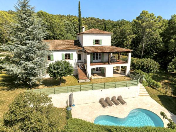 Au cœur du Pays de Fayence, dans un environnement naturel préservé, se dévoile une propriété de caractère où espace, intimité et élégance composent un art de vivre à part.

Développant environ 314 m² habitables, auxquels s’ajoutent 74 m² d’annexes, la demeure s’inscrit au sein d’un remarquable domaine de 2 hectares, véritable écrin de nature à l’abri des regards.

À l’intérieur, les volumes généreux offrent une succession d’espaces de vie et de réception, pensés pour conjuguer convivialité et intimité. L’un des salons, sublimé par une cheminée récemment rénovée, incarne pleinement le caractère chaleureux et authentique de la demeure.

La propriété a également bénéficié de travaux de rénovation récents et dispose de la climatisation, associant ainsi le charme des lieux aux exigences du confort contemporain.

À l’extérieur, le domaine prend toute sa dimension. Au cœur de cette nature généreuse, la piscine s’intègre harmonieusement au paysage et offre un espace privilégié pour profiter de la douceur de vivre provençale.

Les vastes espaces naturels, préservés des regards, invitent à la contemplation et à la sérénité. Un espace couvert indépendant vient compléter l’ensemble et enrichir encore les possibilités offertes par la propriété.

Plus qu’une demeure, cette adresse propose une véritable expérience de vie : celle d’un domaine privé où le temps semble ralentir, entre nature, volumes et confidentialité.

Une propriété aux multiples possibilités, laissant à ses futurs propriétaires la liberté d’imaginer un projet à la mesure du lieu.

314 m² habitables • 74 m² d’annexes • Domaine de 2 hectares • Piscine

Dossier complet et visite privée sur demande au 06.69.66.17.19