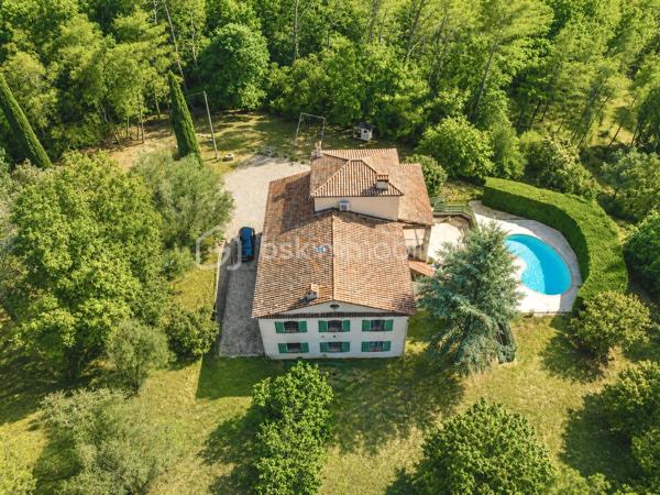 Au cœur du Pays de Fayence, dans un environnement naturel préservé, se dévoile une propriété de caractère où espace, intimité et élégance composent un art de vivre à part.

Développant environ 314 m² habitables, auxquels s’ajoutent 74 m² d’annexes, la demeure s’inscrit au sein d’un remarquable domaine de 2 hectares, véritable écrin de nature à l’abri des regards.

À l’intérieur, les volumes généreux offrent une succession d’espaces de vie et de réception, pensés pour conjuguer convivialité et intimité. L’un des salons, sublimé par une cheminée récemment rénovée, incarne pleinement le caractère chaleureux et authentique de la demeure.

La propriété a également bénéficié de travaux de rénovation récents et dispose de la climatisation, associant ainsi le charme des lieux aux exigences du confort contemporain.

À l’extérieur, le domaine prend toute sa dimension. Au cœur de cette nature généreuse, la piscine s’intègre harmonieusement au paysage et offre un espace privilégié pour profiter de la douceur de vivre provençale.

Les vastes espaces naturels, préservés des regards, invitent à la contemplation et à la sérénité. Un espace couvert indépendant vient compléter l’ensemble et enrichir encore les possibilités offertes par la propriété.

Plus qu’une demeure, cette adresse propose une véritable expérience de vie : celle d’un domaine privé où le temps semble ralentir, entre nature, volumes et confidentialité.

Une propriété aux multiples possibilités, laissant à ses futurs propriétaires la liberté d’imaginer un projet à la mesure du lieu.

314 m² habitables • 74 m² d’annexes • Domaine de 2 hectares • Piscine

Dossier complet et visite privée sur demande au 06.69.66.17.19