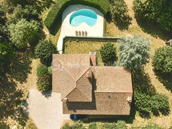 Au cœur du Pays de Fayence, dans un environnement naturel préservé, se dévoile une propriété de caractère où espace, intimité et élégance composent un art de vivre à part.

Développant environ 314 m² habitables, auxquels s’ajoutent 74 m² d’annexes, la demeure s’inscrit au sein d’un remarquable domaine de 2 hectares, véritable écrin de nature à l’abri des regards.

À l’intérieur, les volumes généreux offrent une succession d’espaces de vie et de réception, pensés pour conjuguer convivialité et intimité. L’un des salons, sublimé par une cheminée récemment rénovée, incarne pleinement le caractère chaleureux et authentique de la demeure.

La propriété a également bénéficié de travaux de rénovation récents et dispose de la climatisation, associant ainsi le charme des lieux aux exigences du confort contemporain.

À l’extérieur, le domaine prend toute sa dimension. Au cœur de cette nature généreuse, la piscine s’intègre harmonieusement au paysage et offre un espace privilégié pour profiter de la douceur de vivre provençale.

Les vastes espaces naturels, préservés des regards, invitent à la contemplation et à la sérénité. Un espace couvert indépendant vient compléter l’ensemble et enrichir encore les possibilités offertes par la propriété.

Plus qu’une demeure, cette adresse propose une véritable expérience de vie : celle d’un domaine privé où le temps semble ralentir, entre nature, volumes et confidentialité.

Une propriété aux multiples possibilités, laissant à ses futurs propriétaires la liberté d’imaginer un projet à la mesure du lieu.

314 m² habitables • 74 m² d’annexes • Domaine de 2 hectares • Piscine

Dossier complet et visite privée sur demande au 06.69.66.17.19