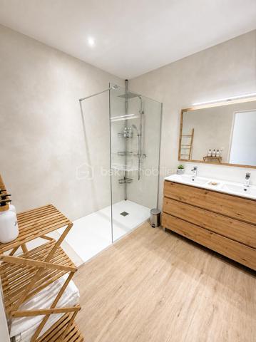Au cœur du Pays de Fayence, dans un environnement naturel préservé, se dévoile une propriété de caractère où espace, intimité et élégance composent un art de vivre à part.

Développant environ 314 m² habitables, auxquels s’ajoutent 74 m² d’annexes, la demeure s’inscrit au sein d’un remarquable domaine de 2 hectares, véritable écrin de nature à l’abri des regards.

À l’intérieur, les volumes généreux offrent une succession d’espaces de vie et de réception, pensés pour conjuguer convivialité et intimité. L’un des salons, sublimé par une cheminée récemment rénovée, incarne pleinement le caractère chaleureux et authentique de la demeure.

La propriété a également bénéficié de travaux de rénovation récents et dispose de la climatisation, associant ainsi le charme des lieux aux exigences du confort contemporain.

À l’extérieur, le domaine prend toute sa dimension. Au cœur de cette nature généreuse, la piscine s’intègre harmonieusement au paysage et offre un espace privilégié pour profiter de la douceur de vivre provençale.

Les vastes espaces naturels, préservés des regards, invitent à la contemplation et à la sérénité. Un espace couvert indépendant vient compléter l’ensemble et enrichir encore les possibilités offertes par la propriété.

Plus qu’une demeure, cette adresse propose une véritable expérience de vie : celle d’un domaine privé où le temps semble ralentir, entre nature, volumes et confidentialité.

Une propriété aux multiples possibilités, laissant à ses futurs propriétaires la liberté d’imaginer un projet à la mesure du lieu.

314 m² habitables • 74 m² d’annexes • Domaine de 2 hectares • Piscine

Dossier complet et visite privée sur demande au 06.69.66.17.19