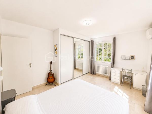 Au cœur du Pays de Fayence, dans un environnement naturel préservé, se dévoile une propriété de caractère où espace, intimité et élégance composent un art de vivre à part.

Développant environ 314 m² habitables, auxquels s’ajoutent 74 m² d’annexes, la demeure s’inscrit au sein d’un remarquable domaine de 2 hectares, véritable écrin de nature à l’abri des regards.

À l’intérieur, les volumes généreux offrent une succession d’espaces de vie et de réception, pensés pour conjuguer convivialité et intimité. L’un des salons, sublimé par une cheminée récemment rénovée, incarne pleinement le caractère chaleureux et authentique de la demeure.

La propriété a également bénéficié de travaux de rénovation récents et dispose de la climatisation, associant ainsi le charme des lieux aux exigences du confort contemporain.

À l’extérieur, le domaine prend toute sa dimension. Au cœur de cette nature généreuse, la piscine s’intègre harmonieusement au paysage et offre un espace privilégié pour profiter de la douceur de vivre provençale.

Les vastes espaces naturels, préservés des regards, invitent à la contemplation et à la sérénité. Un espace couvert indépendant vient compléter l’ensemble et enrichir encore les possibilités offertes par la propriété.

Plus qu’une demeure, cette adresse propose une véritable expérience de vie : celle d’un domaine privé où le temps semble ralentir, entre nature, volumes et confidentialité.

Une propriété aux multiples possibilités, laissant à ses futurs propriétaires la liberté d’imaginer un projet à la mesure du lieu.

314 m² habitables • 74 m² d’annexes • Domaine de 2 hectares • Piscine

Dossier complet et visite privée sur demande au 06.69.66.17.19