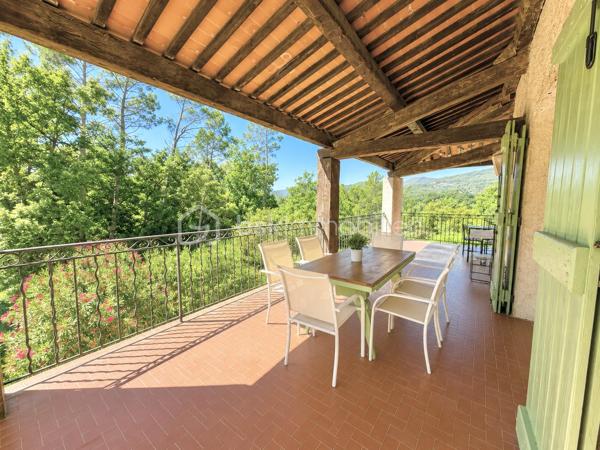 Au cœur du Pays de Fayence, dans un environnement naturel préservé, se dévoile une propriété de caractère où espace, intimité et élégance composent un art de vivre à part.

Développant environ 314 m² habitables, auxquels s’ajoutent 74 m² d’annexes, la demeure s’inscrit au sein d’un remarquable domaine de 2 hectares, véritable écrin de nature à l’abri des regards.

À l’intérieur, les volumes généreux offrent une succession d’espaces de vie et de réception, pensés pour conjuguer convivialité et intimité. L’un des salons, sublimé par une cheminée récemment rénovée, incarne pleinement le caractère chaleureux et authentique de la demeure.

La propriété a également bénéficié de travaux de rénovation récents et dispose de la climatisation, associant ainsi le charme des lieux aux exigences du confort contemporain.

À l’extérieur, le domaine prend toute sa dimension. Au cœur de cette nature généreuse, la piscine s’intègre harmonieusement au paysage et offre un espace privilégié pour profiter de la douceur de vivre provençale.

Les vastes espaces naturels, préservés des regards, invitent à la contemplation et à la sérénité. Un espace couvert indépendant vient compléter l’ensemble et enrichir encore les possibilités offertes par la propriété.

Plus qu’une demeure, cette adresse propose une véritable expérience de vie : celle d’un domaine privé où le temps semble ralentir, entre nature, volumes et confidentialité.

Une propriété aux multiples possibilités, laissant à ses futurs propriétaires la liberté d’imaginer un projet à la mesure du lieu.

314 m² habitables • 74 m² d’annexes • Domaine de 2 hectares • Piscine

Dossier complet et visite privée sur demande au 06.69.66.17.19