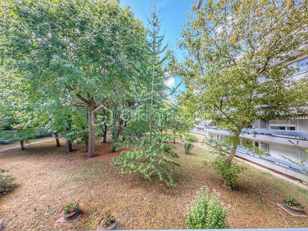 Marly le roi - EMPLACEMENT N°1 - RESIDENCE LE CLOS COURCHE - 5 mns à pieds de la Gare de Marly le roi et 2 mns des commerces ! Votre 4 pièces, 3 chambres de 79 m² environ avec PARKING en sous-sol et CAVE situé au 1er étage. Je bénéficie d'un SEJOUR en accès direct sur une terrasse exposé SUD / OUEST de 11 m² environ et d'une grande cuisine pouvant s’ouvrir sur le séjour et d'une entrée avec rangements.
Mon espace nuit, bien DISTINCT, est composé de 3 chambres avec rangements, une salle de bains et un WC séparé.
Ses principaux ATOUTS sont : Appartement traversant avec VUE SUR PARC, CALME, une petite copropriété sécurisée avec gardien et surtout UN EMPLACEMENT IDEAL!
Pour son confort : Double vitrage, volets roulants électriques dans le séjour et cuisine, grand parking visiteur et surtout une isolation thermique déjà effectuée dans le résidence !
D'autres surprises vous attendent en le visitant avec VOTRE CONSEILLER UNIQUE qui maîtrise parfaitement cet environnement pour vous le faire découvrir.
