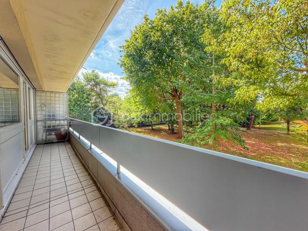 Marly le roi - EMPLACEMENT N°1 - RESIDENCE LE CLOS COURCHE - 5 mns à pieds de la Gare de Marly le roi et 2 mns des commerces ! Votre 4 pièces, 3 chambres de 79 m² environ avec PARKING en sous-sol et CAVE situé au 1er étage. Je bénéficie d'un SEJOUR en accès direct sur une terrasse exposé SUD / OUEST de 11 m² environ et d'une grande cuisine pouvant s’ouvrir sur le séjour et d'une entrée avec rangements.
Mon espace nuit, bien DISTINCT, est composé de 3 chambres avec rangements, une salle de bains et un WC séparé.
Ses principaux ATOUTS sont : Appartement traversant avec VUE SUR PARC, CALME, une petite copropriété sécurisée avec gardien et surtout UN EMPLACEMENT IDEAL!
Pour son confort : Double vitrage, volets roulants électriques dans le séjour et cuisine, grand parking visiteur et surtout une isolation thermique déjà effectuée dans le résidence !
D'autres surprises vous attendent en le visitant avec VOTRE CONSEILLER UNIQUE qui maîtrise parfaitement cet environnement pour vous le faire découvrir.