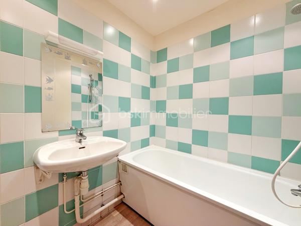 Marly le roi - EMPLACEMENT N°1 - RESIDENCE LE CLOS COURCHE - 5 mns à pieds de la Gare de Marly le roi et 2 mns des commerces ! Votre 4 pièces, 3 chambres de 79 m² environ avec PARKING en sous-sol et CAVE situé au 1er étage. Je bénéficie d'un SEJOUR en accès direct sur une terrasse exposé SUD / OUEST de 11 m² environ et d'une grande cuisine pouvant s’ouvrir sur le séjour et d'une entrée avec rangements.
Mon espace nuit, bien DISTINCT, est composé de 3 chambres avec rangements, une salle de bains et un WC séparé.
Ses principaux ATOUTS sont : Appartement traversant avec VUE SUR PARC, CALME, une petite copropriété sécurisée avec gardien et surtout UN EMPLACEMENT IDEAL!
Pour son confort : Double vitrage, volets roulants électriques dans le séjour et cuisine, grand parking visiteur et surtout une isolation thermique déjà effectuée dans le résidence !
D'autres surprises vous attendent en le visitant avec VOTRE CONSEILLER UNIQUE qui maîtrise parfaitement cet environnement pour vous le faire découvrir.