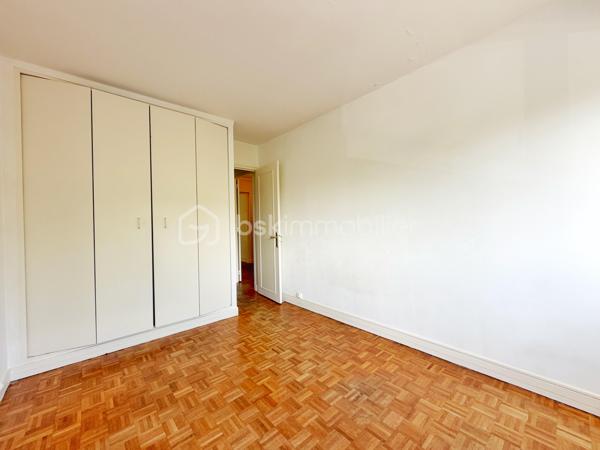 Marly le roi - EMPLACEMENT N°1 - RESIDENCE LE CLOS COURCHE - 5 mns à pieds de la Gare de Marly le roi et 2 mns des commerces ! Votre 4 pièces, 3 chambres de 79 m² environ avec PARKING en sous-sol et CAVE situé au 1er étage. Je bénéficie d'un SEJOUR en accès direct sur une terrasse exposé SUD / OUEST de 11 m² environ et d'une grande cuisine pouvant s’ouvrir sur le séjour et d'une entrée avec rangements.
Mon espace nuit, bien DISTINCT, est composé de 3 chambres avec rangements, une salle de bains et un WC séparé.
Ses principaux ATOUTS sont : Appartement traversant avec VUE SUR PARC, CALME, une petite copropriété sécurisée avec gardien et surtout UN EMPLACEMENT IDEAL!
Pour son confort : Double vitrage, volets roulants électriques dans le séjour et cuisine, grand parking visiteur et surtout une isolation thermique déjà effectuée dans le résidence !
D'autres surprises vous attendent en le visitant avec VOTRE CONSEILLER UNIQUE qui maîtrise parfaitement cet environnement pour vous le faire découvrir.