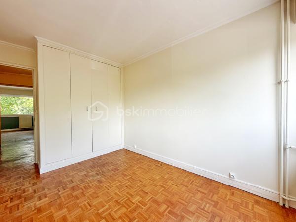Marly le roi - EMPLACEMENT N°1 - RESIDENCE LE CLOS COURCHE - 5 mns à pieds de la Gare de Marly le roi et 2 mns des commerces ! Votre 4 pièces, 3 chambres de 79 m² environ avec PARKING en sous-sol et CAVE situé au 1er étage. Je bénéficie d'un SEJOUR en accès direct sur une terrasse exposé SUD / OUEST de 11 m² environ et d'une grande cuisine pouvant s’ouvrir sur le séjour et d'une entrée avec rangements.
Mon espace nuit, bien DISTINCT, est composé de 3 chambres avec rangements, une salle de bains et un WC séparé.
Ses principaux ATOUTS sont : Appartement traversant avec VUE SUR PARC, CALME, une petite copropriété sécurisée avec gardien et surtout UN EMPLACEMENT IDEAL!
Pour son confort : Double vitrage, volets roulants électriques dans le séjour et cuisine, grand parking visiteur et surtout une isolation thermique déjà effectuée dans le résidence !
D'autres surprises vous attendent en le visitant avec VOTRE CONSEILLER UNIQUE qui maîtrise parfaitement cet environnement pour vous le faire découvrir.