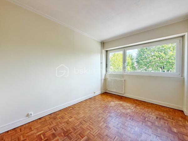 Marly le roi - EMPLACEMENT N°1 - RESIDENCE LE CLOS COURCHE - 5 mns à pieds de la Gare de Marly le roi et 2 mns des commerces ! Votre 4 pièces, 3 chambres de 79 m² environ avec PARKING en sous-sol et CAVE situé au 1er étage. Je bénéficie d'un SEJOUR en accès direct sur une terrasse exposé SUD / OUEST de 11 m² environ et d'une grande cuisine pouvant s’ouvrir sur le séjour et d'une entrée avec rangements.
Mon espace nuit, bien DISTINCT, est composé de 3 chambres avec rangements, une salle de bains et un WC séparé.
Ses principaux ATOUTS sont : Appartement traversant avec VUE SUR PARC, CALME, une petite copropriété sécurisée avec gardien et surtout UN EMPLACEMENT IDEAL!
Pour son confort : Double vitrage, volets roulants électriques dans le séjour et cuisine, grand parking visiteur et surtout une isolation thermique déjà effectuée dans le résidence !
D'autres surprises vous attendent en le visitant avec VOTRE CONSEILLER UNIQUE qui maîtrise parfaitement cet environnement pour vous le faire découvrir.