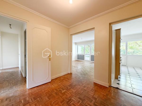 Marly le roi - EMPLACEMENT N°1 - RESIDENCE LE CLOS COURCHE - 5 mns à pieds de la Gare de Marly le roi et 2 mns des commerces ! Votre 4 pièces, 3 chambres de 79 m² environ avec PARKING en sous-sol et CAVE situé au 1er étage. Je bénéficie d'un SEJOUR en accès direct sur une terrasse exposé SUD / OUEST de 11 m² environ et d'une grande cuisine pouvant s’ouvrir sur le séjour et d'une entrée avec rangements.
Mon espace nuit, bien DISTINCT, est composé de 3 chambres avec rangements, une salle de bains et un WC séparé.
Ses principaux ATOUTS sont : Appartement traversant avec VUE SUR PARC, CALME, une petite copropriété sécurisée avec gardien et surtout UN EMPLACEMENT IDEAL!
Pour son confort : Double vitrage, volets roulants électriques dans le séjour et cuisine, grand parking visiteur et surtout une isolation thermique déjà effectuée dans le résidence !
D'autres surprises vous attendent en le visitant avec VOTRE CONSEILLER UNIQUE qui maîtrise parfaitement cet environnement pour vous le faire découvrir.