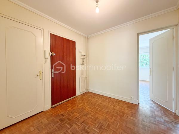 Marly le roi - EMPLACEMENT N°1 - RESIDENCE LE CLOS COURCHE - 5 mns à pieds de la Gare de Marly le roi et 2 mns des commerces ! Votre 4 pièces, 3 chambres de 79 m² environ avec PARKING en sous-sol et CAVE situé au 1er étage. Je bénéficie d'un SEJOUR en accès direct sur une terrasse exposé SUD / OUEST de 11 m² environ et d'une grande cuisine pouvant s’ouvrir sur le séjour et d'une entrée avec rangements.
Mon espace nuit, bien DISTINCT, est composé de 3 chambres avec rangements, une salle de bains et un WC séparé.
Ses principaux ATOUTS sont : Appartement traversant avec VUE SUR PARC, CALME, une petite copropriété sécurisée avec gardien et surtout UN EMPLACEMENT IDEAL!
Pour son confort : Double vitrage, volets roulants électriques dans le séjour et cuisine, grand parking visiteur et surtout une isolation thermique déjà effectuée dans le résidence !
D'autres surprises vous attendent en le visitant avec VOTRE CONSEILLER UNIQUE qui maîtrise parfaitement cet environnement pour vous le faire découvrir.