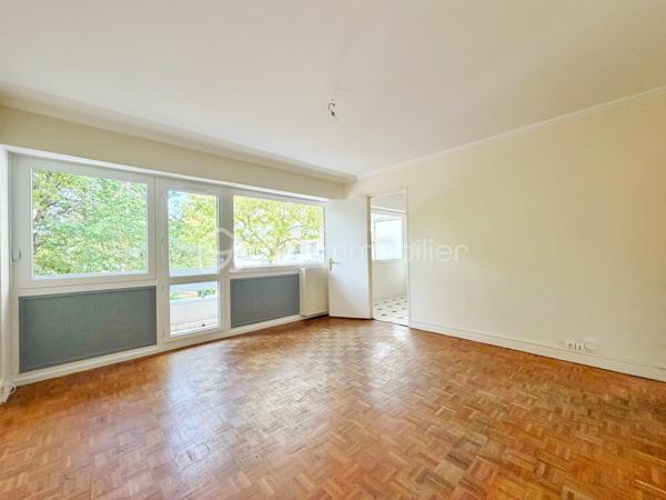 Marly le roi - EMPLACEMENT N°1 - RESIDENCE LE CLOS COURCHE - 5 mns à pieds de la Gare de Marly le roi et 2 mns des commerces ! Votre 4 pièces, 3 chambres de 79 m² environ avec PARKING en sous-sol et CAVE situé au 1er étage. Je bénéficie d'un SEJOUR en accès direct sur une terrasse exposé SUD / OUEST de 11 m² environ et d'une grande cuisine pouvant s’ouvrir sur le séjour et d'une entrée avec rangements.
Mon espace nuit, bien DISTINCT, est composé de 3 chambres avec rangements, une salle de bains et un WC séparé.
Ses principaux ATOUTS sont : Appartement traversant avec VUE SUR PARC, CALME, une petite copropriété sécurisée avec gardien et surtout UN EMPLACEMENT IDEAL!
Pour son confort : Double vitrage, volets roulants électriques dans le séjour et cuisine, grand parking visiteur et surtout une isolation thermique déjà effectuée dans le résidence !
D'autres surprises vous attendent en le visitant avec VOTRE CONSEILLER UNIQUE qui maîtrise parfaitement cet environnement pour vous le faire découvrir.