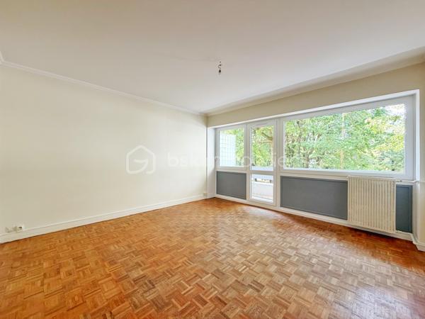 Marly le roi - EMPLACEMENT N°1 - RESIDENCE LE CLOS COURCHE - 5 mns à pieds de la Gare de Marly le roi et 2 mns des commerces ! Votre 4 pièces, 3 chambres de 79 m² environ avec PARKING en sous-sol et CAVE situé au 1er étage. Je bénéficie d'un SEJOUR en accès direct sur une terrasse exposé SUD / OUEST de 11 m² environ et d'une grande cuisine pouvant s’ouvrir sur le séjour et d'une entrée avec rangements.
Mon espace nuit, bien DISTINCT, est composé de 3 chambres avec rangements, une salle de bains et un WC séparé.
Ses principaux ATOUTS sont : Appartement traversant avec VUE SUR PARC, CALME, une petite copropriété sécurisée avec gardien et surtout UN EMPLACEMENT IDEAL!
Pour son confort : Double vitrage, volets roulants électriques dans le séjour et cuisine, grand parking visiteur et surtout une isolation thermique déjà effectuée dans le résidence !
D'autres surprises vous attendent en le visitant avec VOTRE CONSEILLER UNIQUE qui maîtrise parfaitement cet environnement pour vous le faire découvrir.