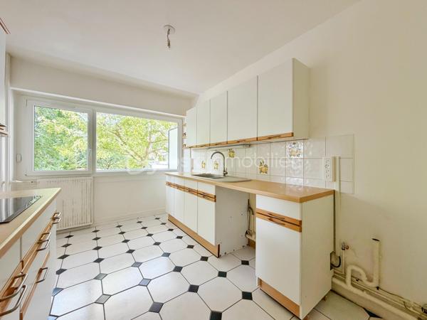 Marly le roi - EMPLACEMENT N°1 - RESIDENCE LE CLOS COURCHE - 5 mns à pieds de la Gare de Marly le roi et 2 mns des commerces ! Votre 4 pièces, 3 chambres de 79 m² environ avec PARKING en sous-sol et CAVE situé au 1er étage. Je bénéficie d'un SEJOUR en accès direct sur une terrasse exposé SUD / OUEST de 11 m² environ et d'une grande cuisine pouvant s’ouvrir sur le séjour et d'une entrée avec rangements.
Mon espace nuit, bien DISTINCT, est composé de 3 chambres avec rangements, une salle de bains et un WC séparé.
Ses principaux ATOUTS sont : Appartement traversant avec VUE SUR PARC, CALME, une petite copropriété sécurisée avec gardien et surtout UN EMPLACEMENT IDEAL!
Pour son confort : Double vitrage, volets roulants électriques dans le séjour et cuisine, grand parking visiteur et surtout une isolation thermique déjà effectuée dans le résidence !
D'autres surprises vous attendent en le visitant avec VOTRE CONSEILLER UNIQUE qui maîtrise parfaitement cet environnement pour vous le faire découvrir.