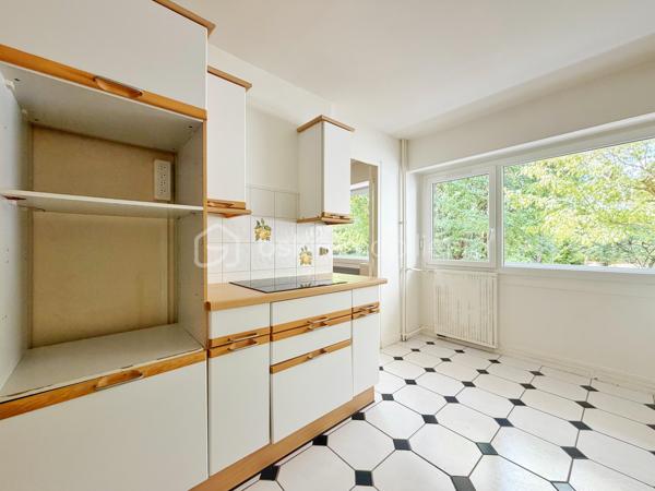 Marly le roi - EMPLACEMENT N°1 - RESIDENCE LE CLOS COURCHE - 5 mns à pieds de la Gare de Marly le roi et 2 mns des commerces ! Votre 4 pièces, 3 chambres de 79 m² environ avec PARKING en sous-sol et CAVE situé au 1er étage. Je bénéficie d'un SEJOUR en accès direct sur une terrasse exposé SUD / OUEST de 11 m² environ et d'une grande cuisine pouvant s’ouvrir sur le séjour et d'une entrée avec rangements.
Mon espace nuit, bien DISTINCT, est composé de 3 chambres avec rangements, une salle de bains et un WC séparé.
Ses principaux ATOUTS sont : Appartement traversant avec VUE SUR PARC, CALME, une petite copropriété sécurisée avec gardien et surtout UN EMPLACEMENT IDEAL!
Pour son confort : Double vitrage, volets roulants électriques dans le séjour et cuisine, grand parking visiteur et surtout une isolation thermique déjà effectuée dans le résidence !
D'autres surprises vous attendent en le visitant avec VOTRE CONSEILLER UNIQUE qui maîtrise parfaitement cet environnement pour vous le faire découvrir.
