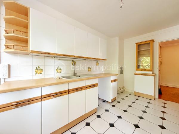 Marly le roi - EMPLACEMENT N°1 - RESIDENCE LE CLOS COURCHE - 5 mns à pieds de la Gare de Marly le roi et 2 mns des commerces ! Votre 4 pièces, 3 chambres de 79 m² environ avec PARKING en sous-sol et CAVE situé au 1er étage. Je bénéficie d'un SEJOUR en accès direct sur une terrasse exposé SUD / OUEST de 11 m² environ et d'une grande cuisine pouvant s’ouvrir sur le séjour et d'une entrée avec rangements.
Mon espace nuit, bien DISTINCT, est composé de 3 chambres avec rangements, une salle de bains et un WC séparé.
Ses principaux ATOUTS sont : Appartement traversant avec VUE SUR PARC, CALME, une petite copropriété sécurisée avec gardien et surtout UN EMPLACEMENT IDEAL!
Pour son confort : Double vitrage, volets roulants électriques dans le séjour et cuisine, grand parking visiteur et surtout une isolation thermique déjà effectuée dans le résidence !
D'autres surprises vous attendent en le visitant avec VOTRE CONSEILLER UNIQUE qui maîtrise parfaitement cet environnement pour vous le faire découvrir.