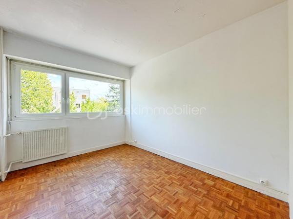 Marly le roi - EMPLACEMENT N°1 - RESIDENCE LE CLOS COURCHE - 5 mns à pieds de la Gare de Marly le roi et 2 mns des commerces ! Votre 4 pièces, 3 chambres de 79 m² environ avec PARKING en sous-sol et CAVE situé au 1er étage. Je bénéficie d'un SEJOUR en accès direct sur une terrasse exposé SUD / OUEST de 11 m² environ et d'une grande cuisine pouvant s’ouvrir sur le séjour et d'une entrée avec rangements.
Mon espace nuit, bien DISTINCT, est composé de 3 chambres avec rangements, une salle de bains et un WC séparé.
Ses principaux ATOUTS sont : Appartement traversant avec VUE SUR PARC, CALME, une petite copropriété sécurisée avec gardien et surtout UN EMPLACEMENT IDEAL!
Pour son confort : Double vitrage, volets roulants électriques dans le séjour et cuisine, grand parking visiteur et surtout une isolation thermique déjà effectuée dans le résidence !
D'autres surprises vous attendent en le visitant avec VOTRE CONSEILLER UNIQUE qui maîtrise parfaitement cet environnement pour vous le faire découvrir.