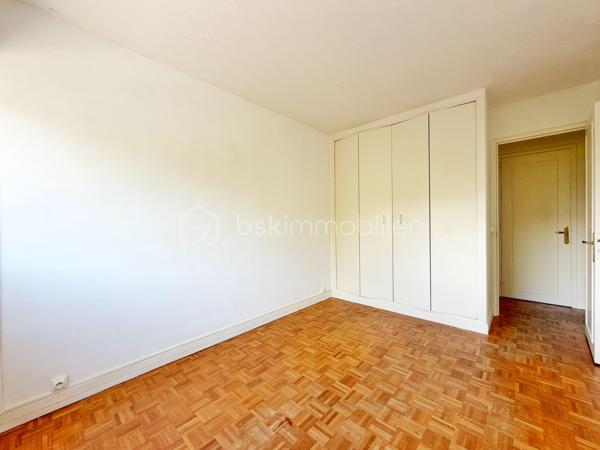 Marly le roi - EMPLACEMENT N°1 - RESIDENCE LE CLOS COURCHE - 5 mns à pieds de la Gare de Marly le roi et 2 mns des commerces ! Votre 4 pièces, 3 chambres de 79 m² environ avec PARKING en sous-sol et CAVE situé au 1er étage. Je bénéficie d'un SEJOUR en accès direct sur une terrasse exposé SUD / OUEST de 11 m² environ et d'une grande cuisine pouvant s’ouvrir sur le séjour et d'une entrée avec rangements.
Mon espace nuit, bien DISTINCT, est composé de 3 chambres avec rangements, une salle de bains et un WC séparé.
Ses principaux ATOUTS sont : Appartement traversant avec VUE SUR PARC, CALME, une petite copropriété sécurisée avec gardien et surtout UN EMPLACEMENT IDEAL!
Pour son confort : Double vitrage, volets roulants électriques dans le séjour et cuisine, grand parking visiteur et surtout une isolation thermique déjà effectuée dans le résidence !
D'autres surprises vous attendent en le visitant avec VOTRE CONSEILLER UNIQUE qui maîtrise parfaitement cet environnement pour vous le faire découvrir.
