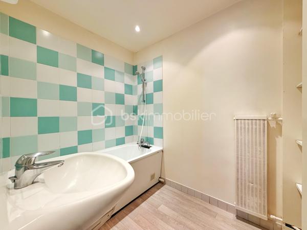 Marly le roi - EMPLACEMENT N°1 - RESIDENCE LE CLOS COURCHE - 5 mns à pieds de la Gare de Marly le roi et 2 mns des commerces ! Votre 4 pièces, 3 chambres de 79 m² environ avec PARKING en sous-sol et CAVE situé au 1er étage. Je bénéficie d'un SEJOUR en accès direct sur une terrasse exposé SUD / OUEST de 11 m² environ et d'une grande cuisine pouvant s’ouvrir sur le séjour et d'une entrée avec rangements.
Mon espace nuit, bien DISTINCT, est composé de 3 chambres avec rangements, une salle de bains et un WC séparé.
Ses principaux ATOUTS sont : Appartement traversant avec VUE SUR PARC, CALME, une petite copropriété sécurisée avec gardien et surtout UN EMPLACEMENT IDEAL!
Pour son confort : Double vitrage, volets roulants électriques dans le séjour et cuisine, grand parking visiteur et surtout une isolation thermique déjà effectuée dans le résidence !
D'autres surprises vous attendent en le visitant avec VOTRE CONSEILLER UNIQUE qui maîtrise parfaitement cet environnement pour vous le faire découvrir.