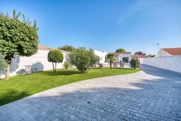 Villa Contemporaine derrière Les Parcs