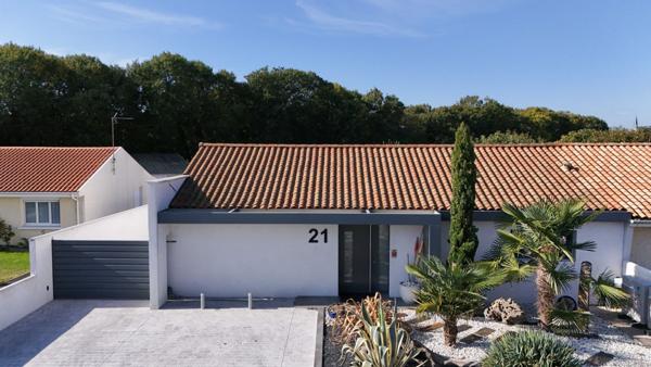 Villa Contemporaine derrière Les Parcs