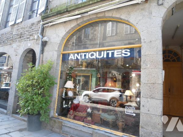 Fougères, 2 magasins 60m² chacun, boutique, arrière boutique, espace de stockage et WC. 70 000 €