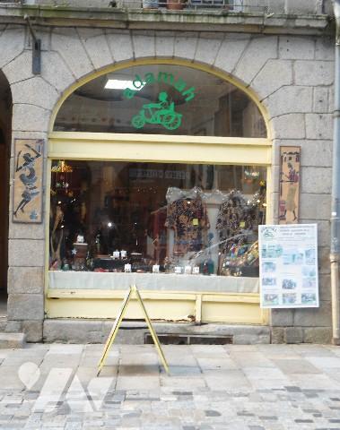 Fougères, 2 magasins 60m² chacun, boutique, arrière boutique, espace de stockage et WC. 70 000 €