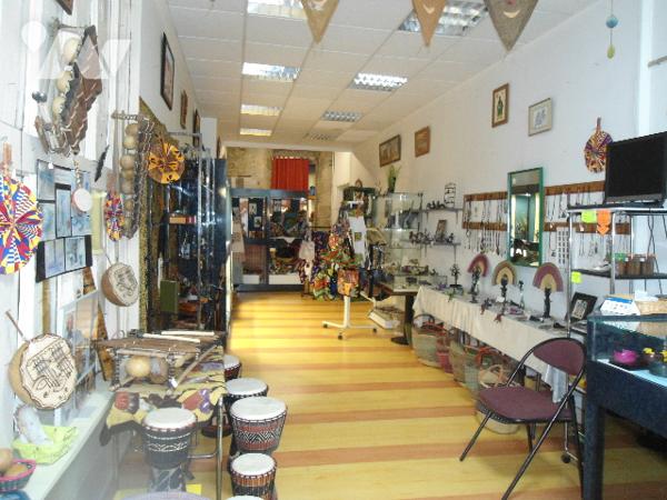 Fougères, 2 magasins 60m² chacun, boutique, arrière boutique, espace de stockage et WC. 70 000 €