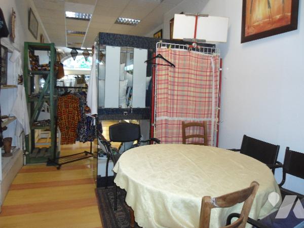 Fougères, 2 magasins 60m² chacun, boutique, arrière boutique, espace de stockage et WC. 70 000 €