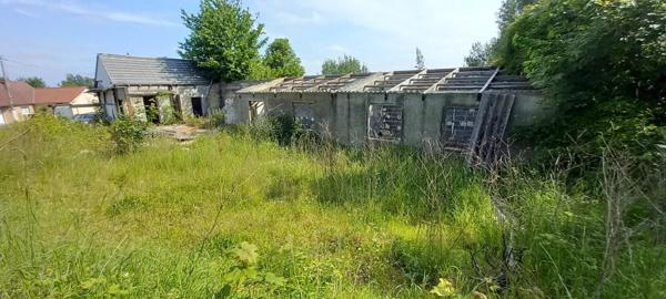 Terrain constructible de 445 m² viabilisé, avec bâtiment à démolir.