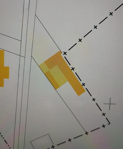 Terrain constructible de 445 m² viabilisé, avec bâtiment à démolir.