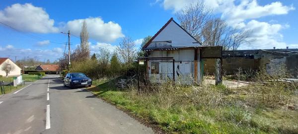 Terrain constructible de 445 m² viabilisé, avec bâtiment à démolir.