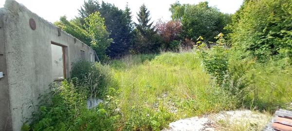 Terrain constructible de 445 m² viabilisé, avec bâtiment à démolir.