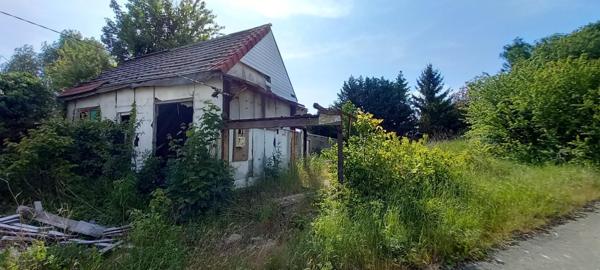 Terrain constructible de 445 m² viabilisé, avec bâtiment à démolir.