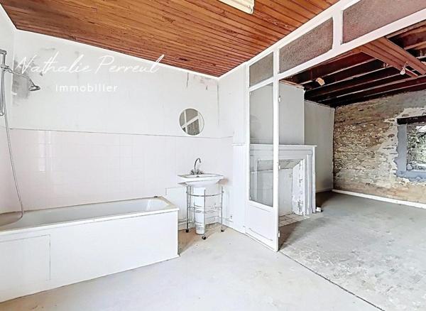 HYPER CENTRE - MAISON EN PIERRE A RENOVER