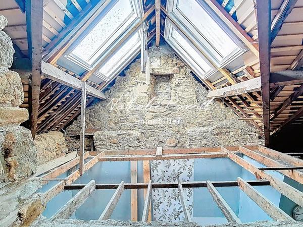 HYPER CENTRE - MAISON EN PIERRE A RENOVER