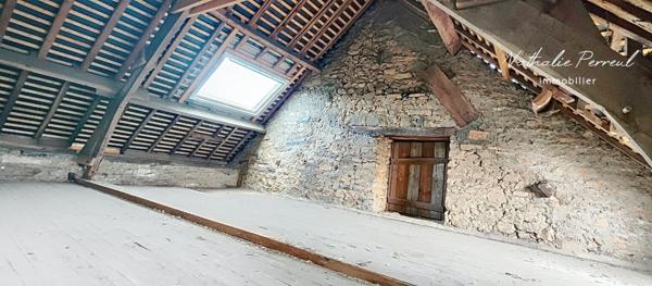 HYPER CENTRE - MAISON EN PIERRE A RENOVER